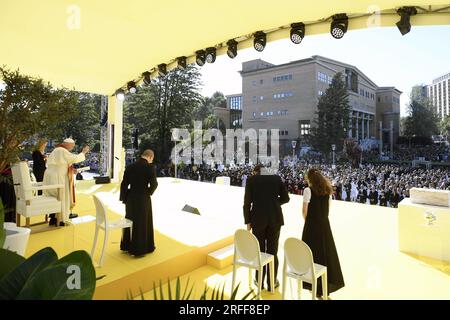 Lissabon, Portugal. 03. Aug. 2023. Papst Franziskus trifft am 3. August 2023 Studenten an der Universidade Catolica Portuguesa in Lissabon, Portugal. Das Treffen fand am zweiten Tag der Apostolischen Reise des Papstes nach Portugal zum Weltjugendtag 2023 statt. Foto von (EV) Vatikan Media/ABACAPRESS.COM Kredit: Abaca Press/Alamy Live News Stockfoto