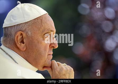 Lissabon, Portugal. 03. Aug. 2023. Papst Franziskus trifft am 3. August 2023 Studenten an der Universidade Catolica Portuguesa in Lissabon, Portugal. Das Treffen fand am zweiten Tag der Apostolischen Reise des Papstes nach Portugal zum Weltjugendtag 2023 statt. Foto von (EV) Vatikan Media/ABACAPRESS.COM Kredit: Abaca Press/Alamy Live News Stockfoto