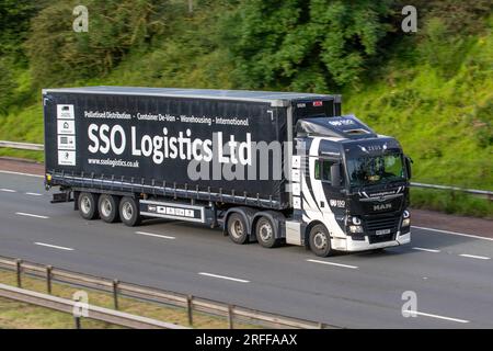 SSO Logistics Ltd Post Kurier, Groupage, Warehousing, Container De-Vanning MAN Diesel HGV; Fahrt auf der Autobahn M6 in Greater Manchester, Großbritannien Stockfoto