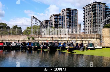 Schmalboote im St. Pancras Basin am Regent's Canal, London Stockfoto