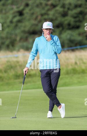 Irvine, Großbritannien. 03. Aug. 2023. An einem Tag 1 des Women's Scottish Open Golfturniers begann ein internationales Feld mit 145 Teilnehmern auf dem Dundonald Links Golf Course in der Nähe von Irvine, Ayrshire Scotland, Großbritannien. Der Wettkampf, über 4 Tage, ist für eine Geldbörse von $2.000.000 und der Schnitt nach der zweiten Runde ist für die Top 65 und Unentschieden. mel reid aus england setzt auf das 5. Green, Credit: Findlay/Alamy Live News Stockfoto