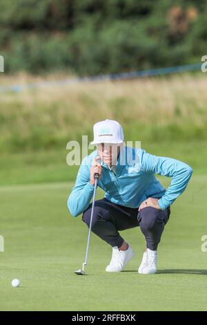 Irvine, Großbritannien. 03. Aug. 2023. An einem Tag 1 des Women's Scottish Open Golfturniers begann ein internationales Feld mit 145 Teilnehmern auf dem Dundonald Links Golf Course in der Nähe von Irvine, Ayrshire Scotland, Großbritannien. Der Wettkampf, über 4 Tage, ist für eine Geldbörse von $2.000.000 und der Schnitt nach der zweiten Runde ist für die Top 65 und Unentschieden. Mel Reid aus England zieht das 8. Green auf. Kredit: Findlay/Alamy Live News Stockfoto