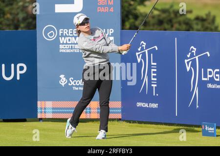 Irvine, Großbritannien. 03. Aug. 2023. An einem Tag 1 des Women's Scottish Open Golfturniers begann ein internationales Feld mit 145 Teilnehmern auf dem Dundonald Links Golf Course in der Nähe von Irvine, Ayrshire Scotland, Großbritannien. Der Wettkampf, über 4 Tage, ist für eine Geldbörse von $2.000.000 und der Schnitt nach der zweiten Runde ist für die Top 65 und Unentschieden. Minami Katsu aus Japan schlägt an der 9. Ab. Kredit: Findlay/Alamy Live News Stockfoto