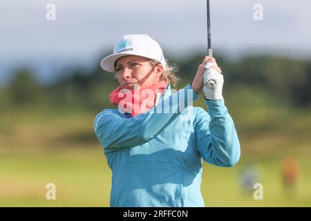 Irvine, Großbritannien. 03. Aug. 2023. An einem Tag 1 des Women's Scottish Open Golfturniers begann ein internationales Feld mit 145 Teilnehmern auf dem Dundonald Links Golf Course in der Nähe von Irvine, Ayrshire Scotland, Großbritannien. Der Wettkampf, über 4 Tage, ist für eine Geldbörse von $2.000.000 und der Schnitt nach der zweiten Runde ist für die Top 65 und Unentschieden. MEL REID aus England schlägt an der 4. ab. Kredit: Findlay/Alamy Live News Stockfoto