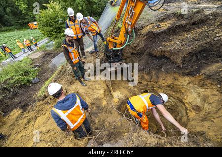 VOERENDAAL - Mitarbeiter auf der Rennstrecke. ProRail entfernt Dachs-Setts unter den Gleisen in Voerendaal. Das bedeutet, dass die Arriva-Züge in Limburg für fast einen Monat nicht auf mehreren Strecken verkehren werden. ANP MARCEL VAN HOORN niederlande raus - belgien raus Stockfoto