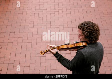 Ein Mann, der Geige spielt auf den Straßen von Dublin, Irland Stockfoto