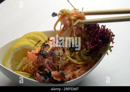 Sushi rollt horizontal auf einer weißen Platte. Stockfoto