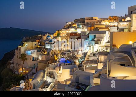 Blick auf das Dorf Ia (Oia) bei Nacht, Santorini (Thira), Griechenland Stockfoto