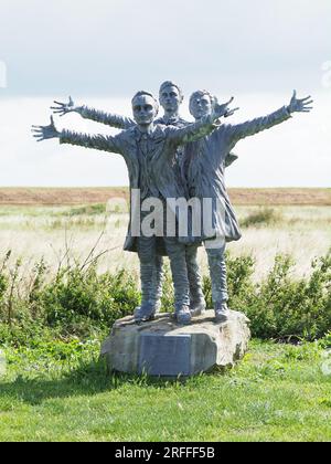 Leysdown, Kent, Großbritannien. 3. Aug. 2023. Muswell Manor (auch bekannt als Mussel Manor) in Leysdown war die Isle of Sheppey der weltweit erste Aeroklub und ist mit einem Orientierungspreis von 850k £ für das Clubhaus zu verkaufen, oder £1,8 Millionen €, wenn sie mit dem kleinen Urlaubspark um das Clubhaus herum gekauft wurde. JTC Moore Brabazon nahm den ersten britischen Motorflug auf und wurde von den Gebrüdern Wright, Short Brothers, CS Rolls und anderen bemerkenswerten Pionieren der frühen Luftfahrt besucht. Bild: Eine Statue der kleinen Brüder (Oswald, Horace, Eustace). Kredit: James Bell/Alamy Live News Stockfoto