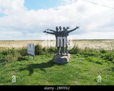 Leysdown, Kent, Großbritannien. 3. Aug. 2023. Muswell Manor (auch bekannt als Mussel Manor) in Leysdown war die Isle of Sheppey der weltweit erste Aeroklub und ist mit einem Orientierungspreis von 850k £ für das Clubhaus zu verkaufen, oder £1,8 Millionen €, wenn sie mit dem kleinen Urlaubspark um das Clubhaus herum gekauft wurde. JTC Moore Brabazon nahm den ersten britischen Motorflug auf und wurde von den Gebrüdern Wright, Short Brothers, CS Rolls und anderen bemerkenswerten Pionieren der frühen Luftfahrt besucht. Bild: Eine Statue der kleinen Brüder (Oswald, Horace, Eustace). Kredit: James Bell/Alamy Live News Stockfoto