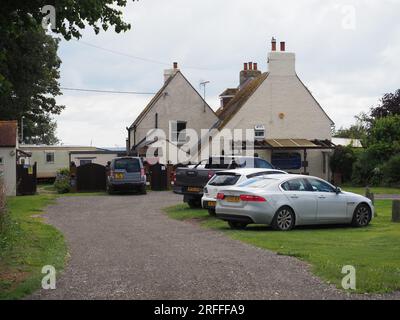 Leysdown, Kent, Großbritannien. 3. Aug. 2023. Muswell Manor (auch bekannt als Mussel Manor) in Leysdown war die Isle of Sheppey der weltweit erste Aeroklub und ist mit einem Orientierungspreis von 850k £ für das Clubhaus zu verkaufen, oder £1,8 Millionen €, wenn sie mit dem kleinen Urlaubspark um das Clubhaus herum gekauft wurde. JTC Moore Brabazon nahm den ersten britischen Motorflug auf und wurde von den Gebrüdern Wright, Short Brothers, CS Rolls und anderen bemerkenswerten Pionieren der frühen Luftfahrt besucht. Sheppey ist bekannt als Wiege der British Aviation. Kredit: James Bell/Alamy Live News Stockfoto