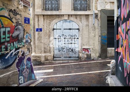 Airbnb Dehors Anti Airbnb Protest Graffiti in Le Panier Bezirk Marseille Frankreich Stockfoto