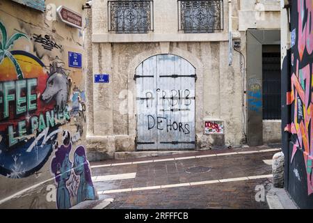 „Airbnb dehors“ Anti Airbnb Protest Graffiti im Viertel Le Panier in Marseille Frankreich Stockfoto