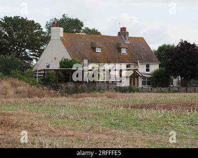 Leysdown, Kent, Großbritannien. 3. Aug. 2023. Muswell Manor (auch bekannt als Mussel Manor) in Leysdown war die Isle of Sheppey der weltweit erste Aeroklub und ist mit einem Orientierungspreis von 850k £ für das Clubhaus zu verkaufen, oder £1,8 Millionen €, wenn sie mit dem kleinen Urlaubspark um das Clubhaus herum gekauft wurde. JTC Moore Brabazon nahm den ersten britischen Motorflug auf und wurde von den Gebrüdern Wright, Short Brothers, CS Rolls und anderen bemerkenswerten Pionieren der frühen Luftfahrt besucht. Sheppey ist bekannt als Wiege der British Aviation. Kredit: James Bell/Alamy Live News Stockfoto