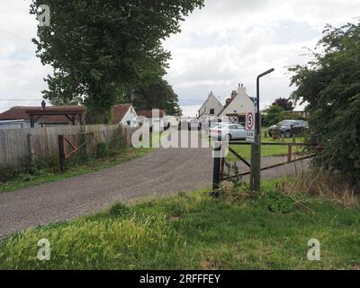 Leysdown, Kent, Großbritannien. 3. Aug. 2023. Muswell Manor (auch bekannt als Mussel Manor) in Leysdown war die Isle of Sheppey der weltweit erste Aeroklub und ist mit einem Orientierungspreis von 850k £ für das Clubhaus zu verkaufen, oder £1,8 Millionen €, wenn sie mit dem kleinen Urlaubspark um das Clubhaus herum gekauft wurde. JTC Moore Brabazon nahm den ersten britischen Motorflug auf und wurde von den Gebrüdern Wright, Short Brothers, CS Rolls und anderen bemerkenswerten Pionieren der frühen Luftfahrt besucht. Sheppey ist bekannt als Wiege der British Aviation. Kredit: James Bell/Alamy Live News Stockfoto