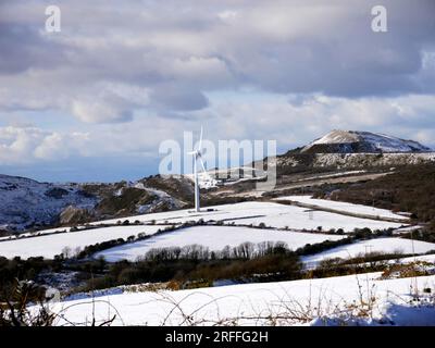 Windturbine im Schnee, Goonamarth, bei Greensplatt, Cornwall. Stockfoto