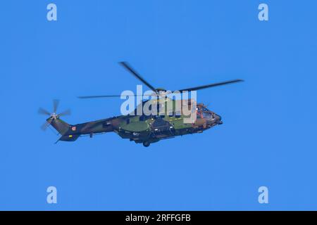 Arles, Frankreich - 6. März 2023: Ein Hubschrauber fliegt am Himmel bei Tageslicht, Maschine, Wolken Stockfoto