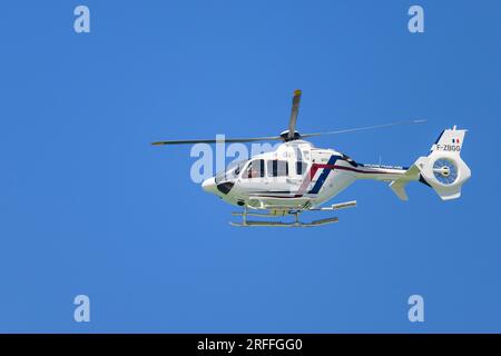 Arles, Frankreich - 6. März 2023: Ein Hubschrauber fliegt am Himmel bei Tageslicht, Maschine, Wolken Stockfoto