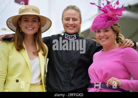 Goodwood, Großbritannien. 3. August 2023. Saffie Osborne posiert mit TV-Moderatoren vor dem Rennen am Ladies Day auf der Goodwood Racecourse, Großbritannien. Kredit: Paul Blake/Alamy Live News. Stockfoto