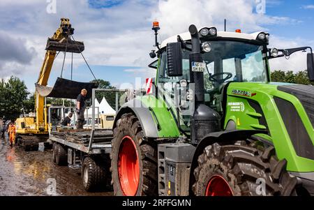 Wacken, Deutschland. 03. Aug. 2023. Die Techniker legen flexible Bleche über die schlammigen Wege, um die Durchfahrt zu ermöglichen. Das Wacken Open-Air (WOA) vom 2. Bis 5. August gilt als das größte Heavy-Metal-Festival der Welt. Kredit: Axel Heimken/dpa/Alamy Live News Stockfoto