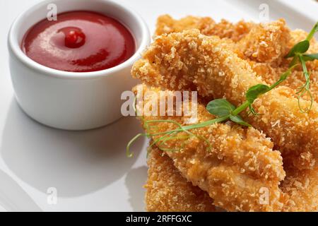 Käsenuggets mit Sauce auf einem weißen Teller Stockfoto