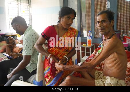 Dengue-Patienten werden in der Dengue-Station im Govind Ballabh Pant Hospital (GB Hospital), Agartala, behandelt. Aus Dhanpur im Bezirk Sepahijala wurden viele Fälle von Dengue gemeldet. Tripura, Indien. Stockfoto