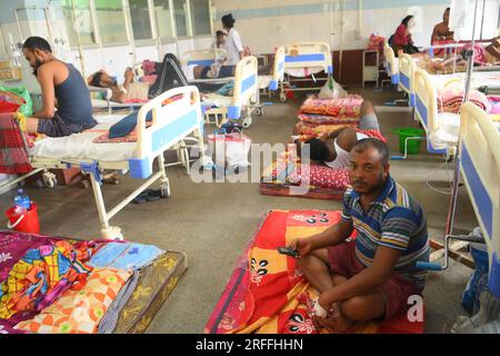 Dengue-Patienten werden in der Dengue-Station im Govind Ballabh Pant Hospital (GB Hospital), Agartala, behandelt. Aus Dhanpur im Bezirk Sepahijala wurden viele Fälle von Dengue gemeldet. Tripura, Indien. Stockfoto