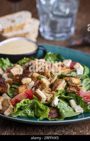 Caesar Salat auf grünem Teller Stockfoto