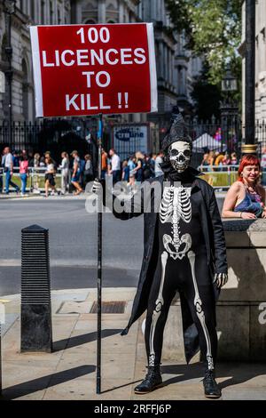 London, Großbritannien. 3. Aug. 2023. Der Tod bringt seine Botschaft rüber - Unsere Führer Fiddle während Rhodes Burns Action by Extinction Rebellion vor der Downing Street. Sie protestiert gegen Premierminister Rishi Sunak, der neue Nordseeöl- und Gaslizenzen zulässt. Kredit: Guy Bell/Alamy Live News Stockfoto