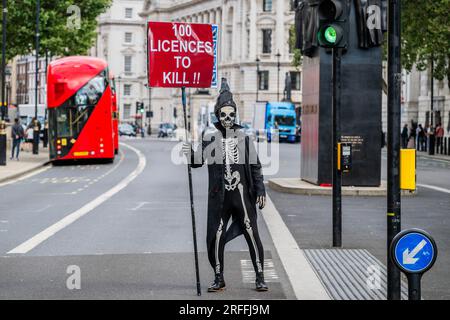 London, Großbritannien. 3. Aug. 2023. Der Tod bringt seine Botschaft rüber - Unsere Führer Fiddle während Rhodes Burns Action by Extinction Rebellion vor der Downing Street. Sie protestiert gegen Premierminister Rishi Sunak, der neue Nordseeöl- und Gaslizenzen zulässt. Kredit: Guy Bell/Alamy Live News Stockfoto