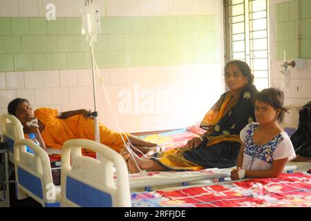 Dengue-Patienten werden in der Dengue-Station im Govind Ballabh Pant Hospital (GB Hospital), Agartala, behandelt. Aus Dhanpur im Bezirk Sepahijala wurden viele Fälle von Dengue gemeldet. Tripura, Indien. Stockfoto