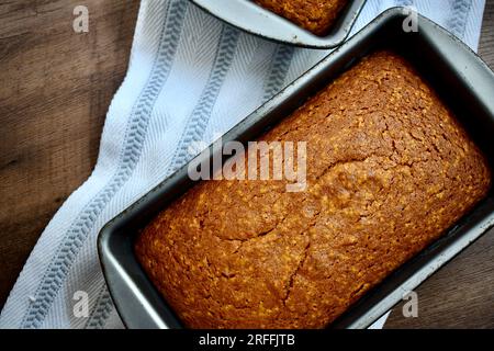 Frisch gebackener Laib mit gewürztem Kürbisbrot auf rustikalem Hintergrund Stockfoto