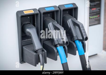 Aufladen von Elektrofahrzeugen. Drei Stecker zum Aufladen von Elektroautos aus der Nähe, Concept Stockfoto