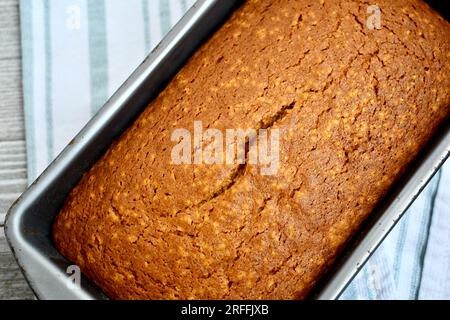 Frisch gebackener Laib mit gewürztem Kürbisbrot auf rustikalem Hintergrund Stockfoto