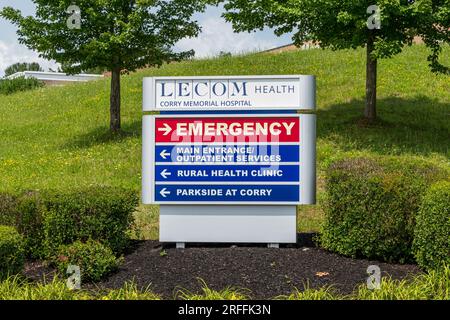 Ein Schild für das LECOM Health Corry Memorial Hospital auf einem Hügel vor dem Krankenhaus in Corry, Pennsylvania, USA Stockfoto