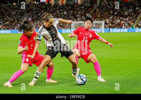 Sara Dabritz (13) aus Deutschland kämpft während der FIFA Womenâ&#x80;&#X99;s Weltmeisterschaft 2023 mit Chun GA-RAM (15) aus der Republik Korea und Choo Hyo-joo (2) aus der Republik Korea während des Fußballspiels der Gruppe H zwischen der Republik Korea und Deutschland am 3. August 2023 im Brisbane Stadium in Brisbane, Australien Stockfoto