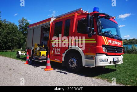 München, Bayern, Deutschland. 3. Aug. 2023. Münchner Feuerwehrleute parken ihre Fahrzeuge beim Tauchtraining in der Nähe der Langwiederseen (Langwieder-Seen). (Kreditbild: © Sachelle Babbar/ZUMA Press Wire) NUR REDAKTIONELLE VERWENDUNG! Nicht für den kommerziellen GEBRAUCH! Stockfoto