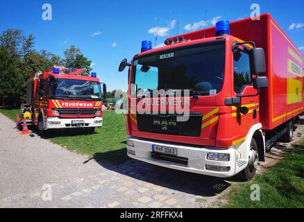 München, Bayern, Deutschland. 3. Aug. 2023. Münchner Feuerwehrleute parken ihre Fahrzeuge beim Tauchtraining in der Nähe der Langwiederseen (Langwieder-Seen). (Kreditbild: © Sachelle Babbar/ZUMA Press Wire) NUR REDAKTIONELLE VERWENDUNG! Nicht für den kommerziellen GEBRAUCH! Stockfoto