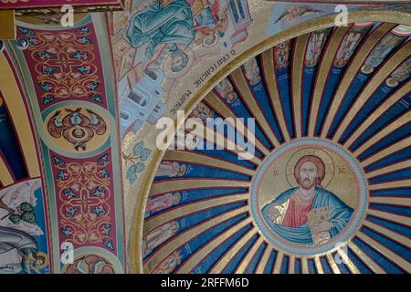 Innenausstattung der orthodoxen Kathedrale von St. Konstantin und Helen mit ihrer hell bemalten Kuppel, Glyfada, Athen, Griechenland, Europa Stockfoto