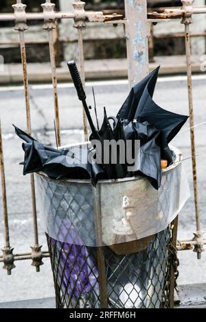 Beschädigter Regenschirm in den Müll geworfen an einem stürmischen Tag, New York City, USA Stockfoto