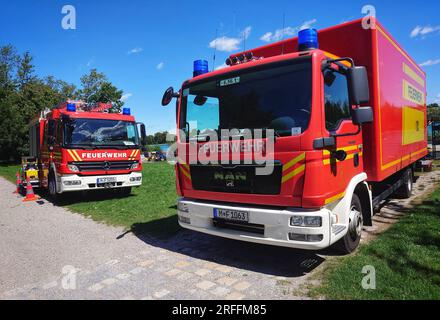 München, Bayern, Deutschland. 3. Aug. 2023. Münchner Feuerwehrleute parken ihre Fahrzeuge beim Tauchtraining in der Nähe der Langwiederseen (Langwieder-Seen). (Kreditbild: © Sachelle Babbar/ZUMA Press Wire) NUR REDAKTIONELLE VERWENDUNG! Nicht für den kommerziellen GEBRAUCH! Stockfoto