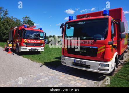 München, Bayern, Deutschland. 3. Aug. 2023. Münchner Feuerwehrleute parken ihre Fahrzeuge beim Tauchtraining in der Nähe der Langwiederseen (Langwieder-Seen). (Kreditbild: © Sachelle Babbar/ZUMA Press Wire) NUR REDAKTIONELLE VERWENDUNG! Nicht für den kommerziellen GEBRAUCH! Stockfoto