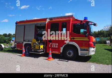 München, Bayern, Deutschland. 3. Aug. 2023. Münchner Feuerwehrleute parken ihre Fahrzeuge beim Tauchtraining in der Nähe der Langwiederseen (Langwieder-Seen). (Kreditbild: © Sachelle Babbar/ZUMA Press Wire) NUR REDAKTIONELLE VERWENDUNG! Nicht für den kommerziellen GEBRAUCH! Stockfoto