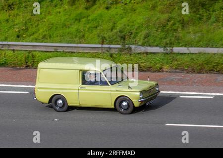 1966 60s Sixties Rootes Group Green restaurierter Retro-Commer Van, der mit hoher Geschwindigkeit auf der Autobahn M6 in Großraum Manchester fährt Stockfoto