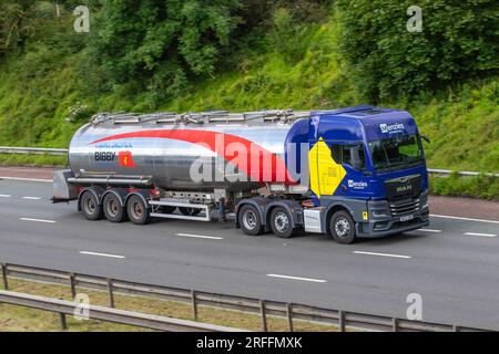 Mitarbeiter Von Bibby Distribution Tanker Fahrer. Transport von flüssiger Schokolade, Menzies Distribution; Blue MAN 26,510 6x2/2 BLS XX 12419cc Diesel HGV Tractor Unit Antriebsstrang; Fahrt auf der Autobahn M6 im Großraum Manchester, Großbritannien Stockfoto