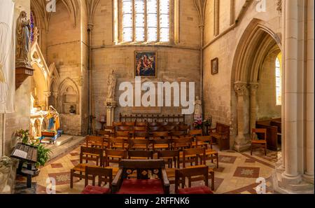 Langrune-Sur-Mer, Frankreich - 07 18 2023: Blick auf die Seitenkapelle in der St. Martins Kirche Stockfoto