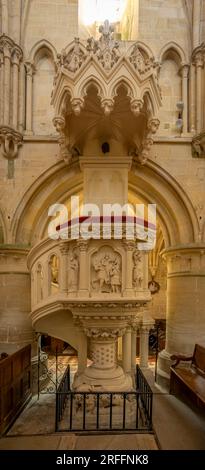 Langrune-Sur-Mer, Frankreich - 07 18 2023: Blick auf die Kanzel in der St. Martins Kirche Stockfoto