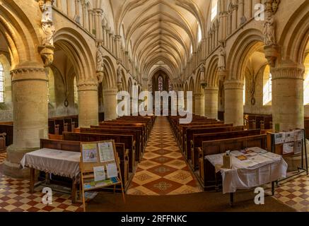 Langrune-Sur-Mer, Frankreich - 07 18 2023: Blick auf das zentrale Schiff in der St. Martins Kirche Stockfoto