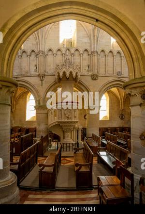 Langrune-Sur-Mer, Frankreich - 07 18 2023: Blick auf die Kanzel in der St. Martins Kirche Stockfoto