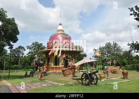 Nakornnayok Thailand 1. August 2023 : Schrein von König Taksin, dem großen Denkmal von König, der die Unabhängigkeit Thailands von Birma wiederherstellt und neue capi baut Stockfoto